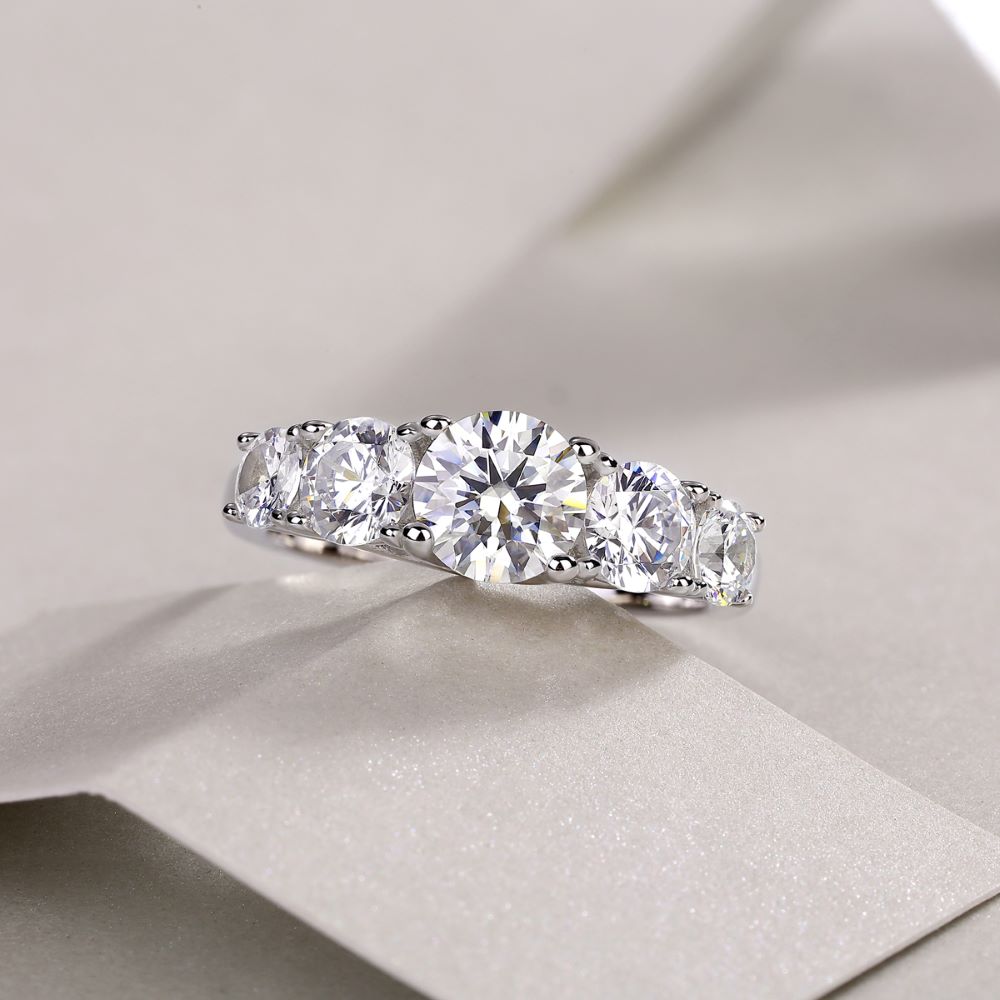 R12949 Exquisite Solitaire Moissanite Ring – Modern Classic Design with Sparkling Gemstone