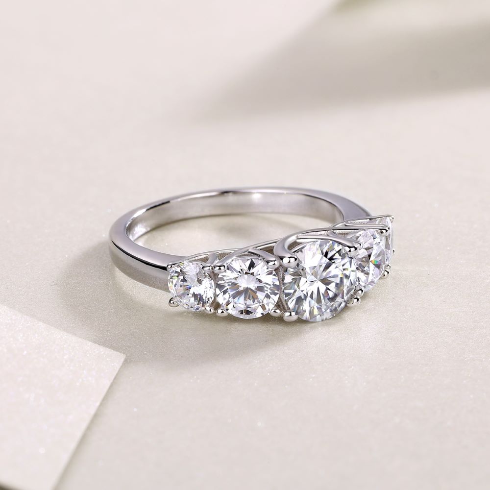 R12949 Exquisite Solitaire Moissanite Ring – Modern Classic Design with Sparkling Gemstone