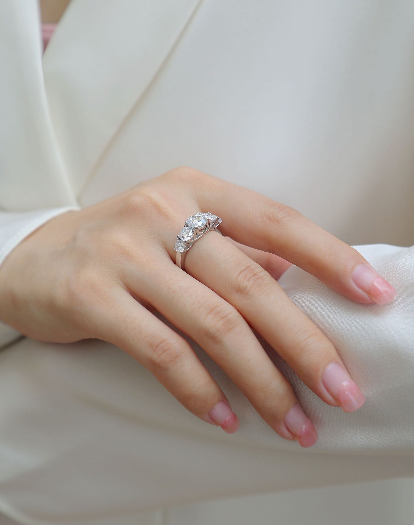 R12949 Exquisite Solitaire Moissanite Ring – Modern Classic Design with Sparkling Gemstone