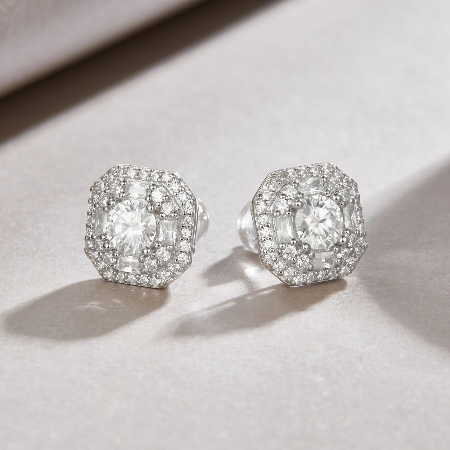 E13514 Starry Moissanite Stud Earrings – Sparkling Halo with Classic Prong Design