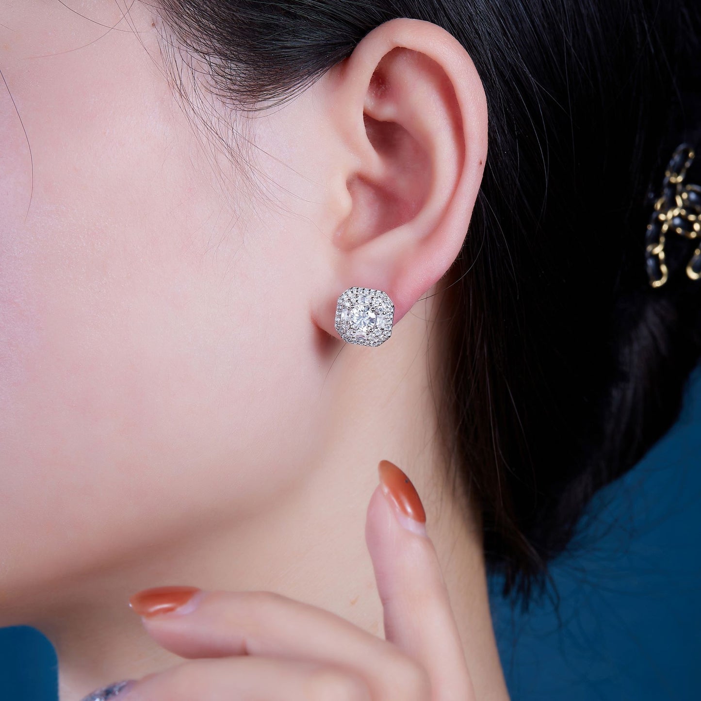 E13514 Starry Moissanite Stud Earrings – Sparkling Halo with Classic Prong Design